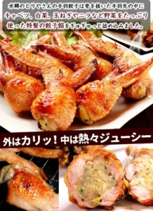 水郷のとりやさんの手羽餃子（手羽先に餃子餡を詰めた冷凍の手羽餃子）を焼いた写真。レタスを添えた白い皿に手羽餃子が盛られ、下段に焼き網の上の手羽餃子と断面のアップがある。画像内に店舗が画像に入れた表示として「水郷のとりやさんの手羽餃子は骨を抜いた手羽先の中にキャベツ、白菜、玉ねぎやニラなど野菜をたっぷり使った特製の餃子餡をぎゅぎゅっと詰め込みました。」「外はカリッ！中は熱々ジューシー」の文字あり。