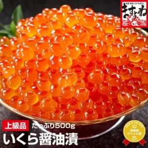 北海道産 上級品 いくら醤油漬け500gをガラスの器に盛り付けた商品写真。画像内に赤字で「上級品」「たっぷり500g」、白字で「いくら醤油漬」の文字、店舗ロゴ「越前・若狭のさかな屋さん ますよね」、丸バッジで「SHOP OF THE YEAR 海産物ジャンル賞 楽天2017」の文字が写っている。