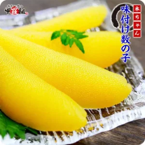 越前かに職人甲羅組の味付け数の子(にしん卵)を透明な器の上に大葉などの葉とともに盛り付けた写真。画像内に店舗ロゴ「越前かに職人 甲羅組」、朱色の枠で「本ちゃん」、紺色の文字で「味付け数の子」の表示あり