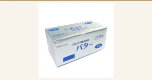 カルピスバター有塩（有盐黄油）450g的文章封面图。商品照片：白色背景上放着1块用银色包装纸包裹的长方体黄油。包装上用蓝色文字印有「カルピス株式会社」「バター」「有塩」「業務用」「CALPIS Co.,Ltd.」，正面印有蓝色方块