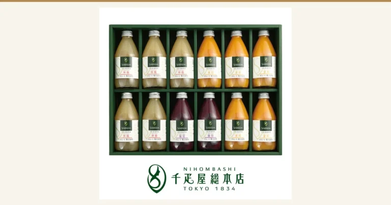 日本橋 千疋屋総本店 ストレートジュース 詰合せ 12本入の商品写真。緑の化粧箱に瓶入りのジュース12本が上下2段に並び、上段は左から林檎3本・蜜柑3本、下段は左から林檎2本・葡萄2本・蜜柑2本(りんご5本・みかん5本・ぶどう2本)。瓶のラベルに「林檎」「蜜柑」「葡萄」の文字、写真の下に千疋屋総本店のロゴ