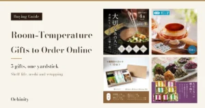 Featured image with a black label “Buying Guide” on a cream ground at the left, the headline “Room-Temperature Gifts to Order Online”, “5 gifts, one yardstick” and “Shelf life, noshi and wrapping”, and four product photos in a 2 by 2 grid at the right: Megumi Chaya ochazuke “Aya” (a bowl of ochazuke with a garnish being added with chopsticks; the rice and the grilled-colored fish fillet are a serving example and are not included with the product), Shiseido Parlour custard pudding (a footed glass dish and its outer box), Inohiro miso senbei (16 bags in a kraft box) and Doi Shibazuke Honpo Kyoto pickles (pickles on a plate and seven packs). The photos carry text the shops put in the images, including “高級お茶漬け 4食 セット”, “国産食材”, “ギフト”, “老舗の特製出汁”, “公式”, “6個入”, “8種類詰め合わせ＜16袋＞” and “大切な方への贈り物に。”