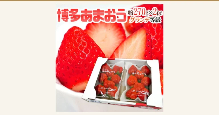 箱に入った2パックのあまおう(いちご)の商品写真。背景にカットしたいちごが写っている。店舗が画像に入れた表示「博多あまおう」「約270g×2pc」「グランデ等級」
