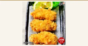 広島県産 カキフライ 冷凍 20個入りの商品写真。黒い角皿に新聞柄の紙を敷き、揚げたカキフライ3個を盛り、レモンと葉物野菜を添えた盛り付け例(レモン・葉物野菜は商品に含まれません)。右上に店舗ロゴ「山陰海の幸 いそはま本舗」、左下に「カキフライ」、右下の赤い丸に「20個入り」の文字