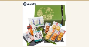 村田蒲鉾店「萩からの贈り物 深緑（しんりょく）」の記事アイキャッチ。緑色の化粧箱の手前に、かまぼこ・ちくわ・天ぷらの個包装が並んだ商品写真。店舗が画像に入れた表示「村田蒲鉾店」「萩からの贈り物」
