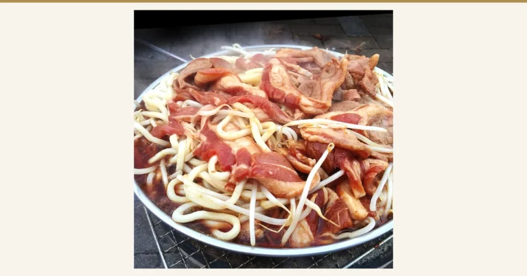 Photo of a cooking example: lamb, bean sprouts and udon noodles on a round griddle (Seasoned Jingisukan Lamb, Thick-Cut 1kg). The bean sprouts and udon are not included in the product