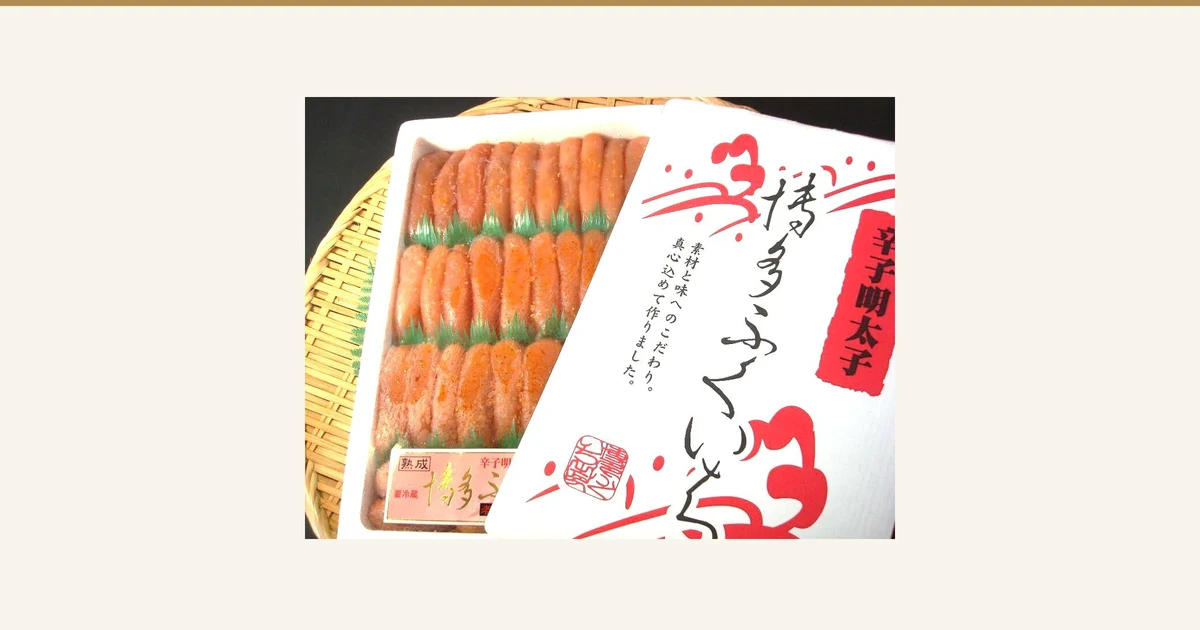 築地丸中 特上博多ふくいち粒々辛子明太子1kgの商品写真。白い容器に入った橙がかった桃色の辛子明太子が、緑の仕切りをはさんで3段に並び、容器の右側に包装のふたが重ねてある。ふたの印字は「辛子明太子」「博多ふくいち」「素材と味へのこだわり。真心込めて作りました。」と読める。