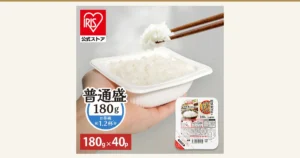 アイリスオーヤマ 低温製法米のおいしいごはん 180g×40食的封面图（商品照片）：一只手托着装在白色托盘里的米饭，筷子夹起一口量的米饭。左上角有“IRIS 公式ストア”（官方商店）标志。店铺在图片中加入的标示文字：“普通盛”、“180g”、“お茶碗 约1.2杯分”、“180g×40p”。右下角有商品包装的小图，印有“低温製法米のおいしいごはん”“国産米100%使用”“冷蔵不要”“180g”。