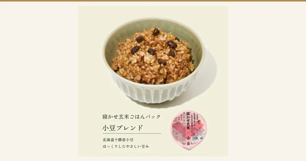 小豆ブレンドの寝かせ玄米ごはんを緑がかった器に盛った写真と、右下にピンク色の丸いパック容器（結わえるの寝かせ玄米4種ミックス お試し6食の1種）。店舗が画像に入れた表示「寝かせ玄米ごはんパック」「小豆ブレンド」「北海道十勝産小豆」「ほっくりしたやさしい甘み」。パックのラベルに「特許製法」「圧力釜で炊いたもちもち食感」「寝かせ玄米」「小豆」