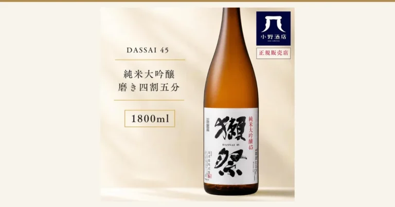 獺祭 純米大吟醸45 1800mlの一升瓶の商品写真。店舗が画像に入れた表示として、「DASSAI 45」「純米大吟醸 磨き四割五分」「1800ml」の文字、小野酒店のロゴ、「正規販売店」の文字あり。
