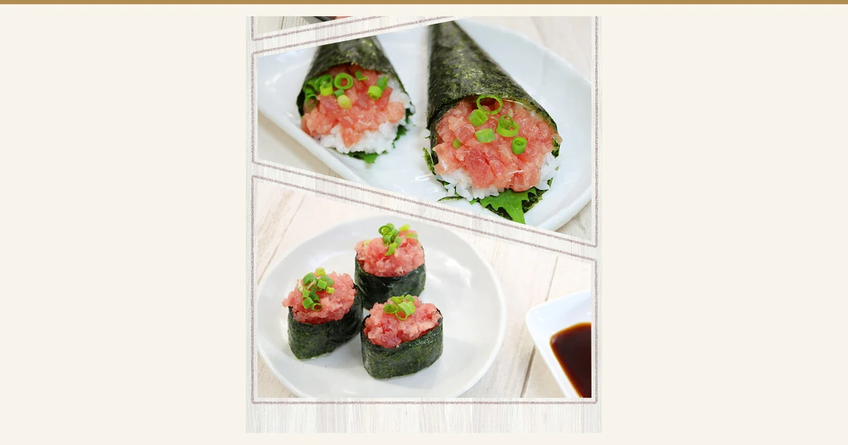 天然マグロ（天然金枪鱼）粗挽きネギトロ（粗绞金枪鱼泥） 200g（100g×2袋）（まぐろ処 一条）的封面图。盛装示例照片：白色盘子里放着两个海苔手卷和三个撒有葱花的军舰卷，右下角有一小碟酱油。图片中没有文字。寿司饭、海苔、紫苏叶、葱花和酱油不包含在商品内。
