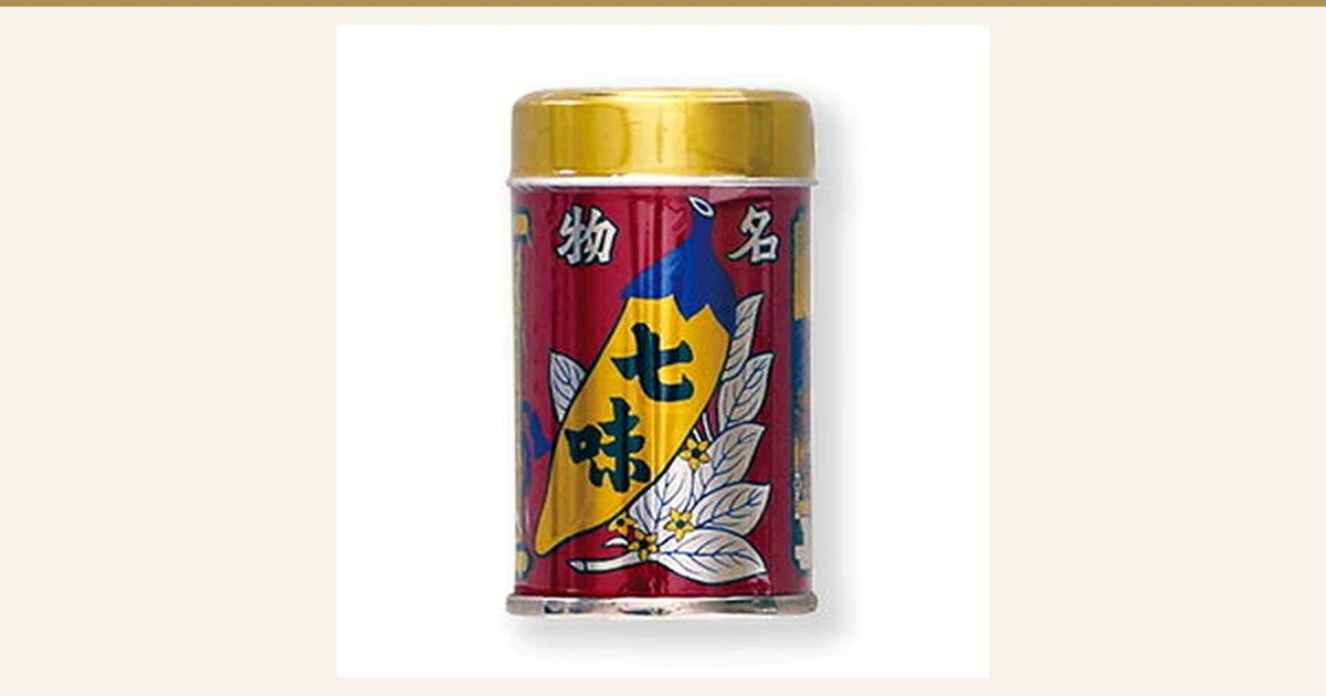 赤い缶に「名物」「七味」の文字が入り、金色の蓋がついた七味唐辛子の缶の商品写真（八幡屋礒五郎 七味缶 14g）。缶のラベルの文字は「名物 七味」。
