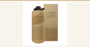 黒木本店 百年の孤独 麦焼酎 40度 720mlのアイキャッチ。茶色い紙で包んだ瓶と、その横に立てた茶色い箱の商品写真。瓶と箱のラベルに「本格焼酎」「百年の孤独」「大麦製長期貯蔵酒」と印刷され、英文の商品説明文も印刷されている
