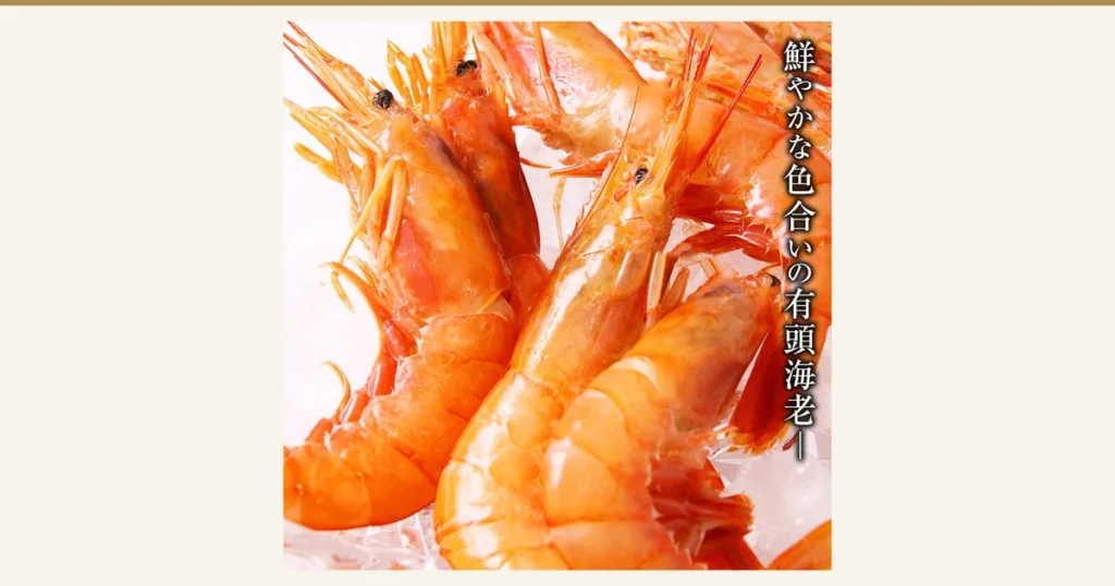 アイキャッチ。氷の上に重なった有頭の赤えびを近づけて写した、魚耕 天然赤えび 有頭 2kg（アルゼンチン産）の商品写真。店舗が画像に入れた表示として、「鮮やかな色合いの有頭海老」の文字あり