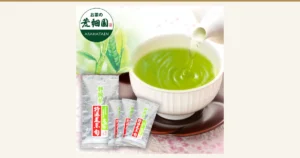 荒畑園 特選荒茶・旬 100g×4袋セット的商品照片：以从急须（日式茶壶）倒入白色茶杯的绿茶和茶树嫩叶为背景，前方并排摆放着4袋（大1袋・小3袋）银色袋装的「静岡茶 特選荒茶 旬」。左上方为店铺标志「お茶の荒畑園 ARAHATAEN」。
