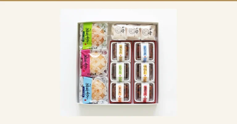 Product photo of the Tsukuda no Tsukudani (佃の佃煮) Oajimi Set: a white gift box holding 3 wrapped varieties of 器茶漬け (Utsuwa Chazuke, monaka), 3 wrapped pieces labeled “白峰” (Shiramine), and a tray of 6 labeled varieties of tsukudani