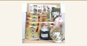 Featured image for the Tokusen Fujinomiya Yakisoba 10-Serving Set (Yoneyama). A product photo of a cardboard box packed with bags of steamed yakisoba noodles, a bag of dashi powder, a tub of nikukasu and a bag of sauce. The package labels read “だし粉” (dashi powder), “肉かす” (nikukasu) and “富士宮やきそばソース” (Fujinomiya yakisoba sauce).