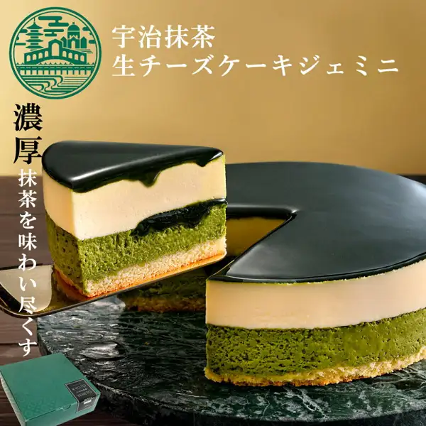 切り分けた京都ヴェネト 宇治抹茶生チーズケーキ ジェミニ 4号の断面（レアチーズのムース・抹茶のジュレ・抹茶のベイクドチーズケーキの3層）を写した商品写真。店舗が画像に入れた表示「宇治抹茶 生チーズケーキジェミニ」「濃厚 抹茶を味わい尽くす」