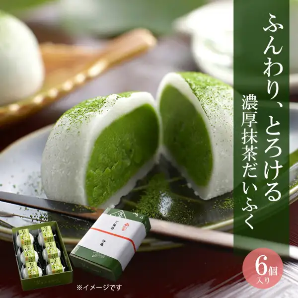 宇治抹茶だいふく 6個入（伊藤久右衛門）の商品写真。6個入の化粧箱と包装された箱、白い大福を割って濃い緑色の抹茶あんを見せた大福。店舗が画像に入れた表示「ふんわり、とろける濃厚抹茶だいふく」「6個入り」「※イメージです」