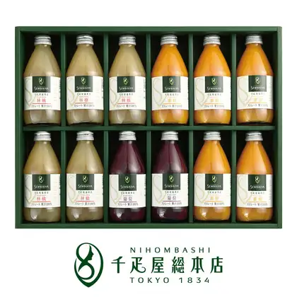 日本橋 千疋屋総本店 ストレートジュース 詰合せ 12本入的商品照片。绿色礼盒中分上下两层排列着12瓶瓶装果汁，上层从左起为苹果3瓶・蜜柑3瓶，下层从左起为苹果2瓶・葡萄2瓶・蜜柑2瓶（共苹果5瓶・蜜柑5瓶・葡萄2瓶）。瓶身标签上写有“林檎”“蜜柑”“葡萄”，照片下方为千疋屋総本店的标志