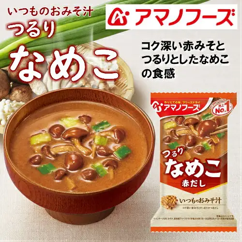 アマノフーズ 冻干味噌汤 8种A 试吃套装中「なめこ」的商品照片。木碗里是放有滑菇和葱花的深褐色味噌汤，旁边是「つるり なめこ 赤だし」的包装袋。图片内的文字有「いつものおみそ汁」「アマノフーズ」「つるり なめこ」「コク深い赤みそとつるりとしたなめこの食感」，包装袋上印有「売上No.1」。