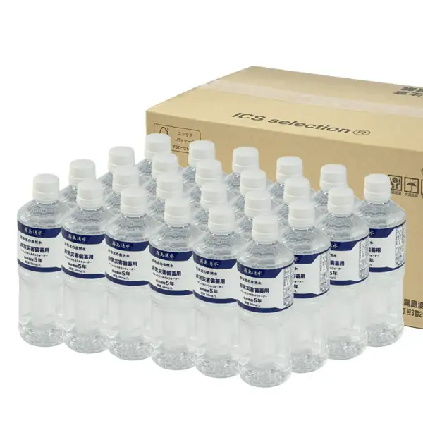 志布志の自然水 5年保存水 500ml×24本の商品写真。段ボール箱の手前に、白いキャップのペットボトルを前後に並べた様子で、箱に「ICS selection」の文字がある。ボトルのラベルに印字された表示「霧島湧水」「志布志の自然水」「非常災害備蓄用」「ナチュラルミネラルウォーター」「保存期間5年」「硬度 38mg/L」。