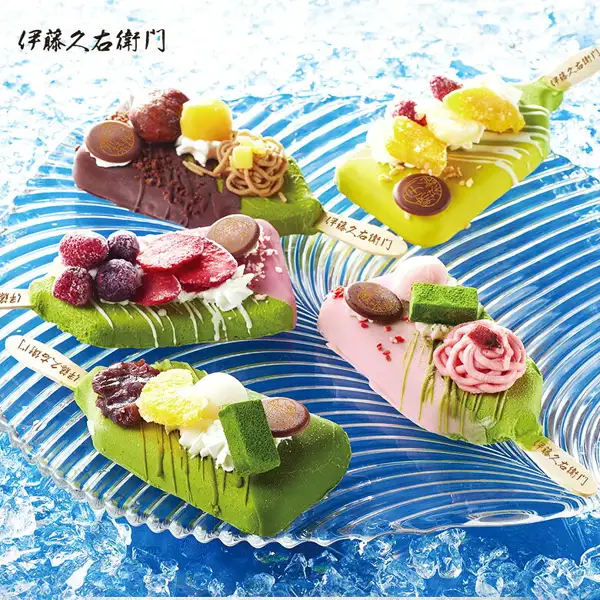 青い波模様のガラス皿の上に、5種類の抹茶パフェアイスバーを並べた商品写真。クリーム・果実・あんこ・栗などの飾りがのっている。左上に店舗ロゴ「伊藤久右衛門」（店舗が画像に入れた表示）。伊藤久右衛門 抹茶パフェアイスバー 5本入