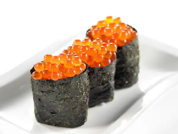 北海道産 いくら醤油漬け 200g の食べ方の例として、白い角皿にのせた海苔巻きの軍艦3貫に、いくらがこんもりと盛られた写真。