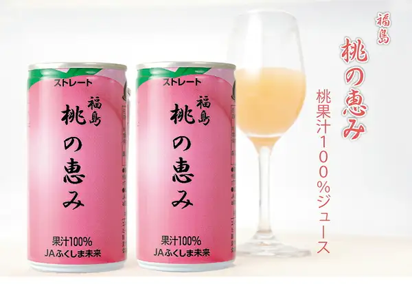 JAふくしま未来“桃の恵み”桃ストレートジュース的商品照片：两罐粉色罐装饮料，旁边是一杯倒入桃色果汁的玻璃杯。罐身印有“福島 桃の恵み”“ストレート”“果汁100%”“JAふくしま未来”，画面中有店铺加入图片的文字“福島 桃の恵み 桃果汁100%ジュース”。