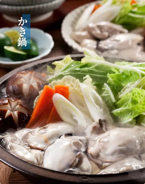 Body image for Jumbo Hiroshima Oysters 2kg. A hot-pot serving example in a clay pot with shucked oysters, shiitake mushrooms, carrot, napa cabbage, and long green onion; a plate in the back also holds oysters and vegetables, and a small bowl at top left holds a green citrus fruit (only the oysters are included with the product). Text the shop placed in the image reads “かき鍋” (oyster hot pot) in vertical writing at top left.