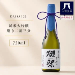 獺祭 純米大吟醸 磨き二割三分 720mlの商品写真。青い和紙で首元を包み紫色の紐を結んだ緑色のボトルが右に立ち、白いラベルに「獺祭」「DASSAI 23」「純米大吟醸 磨き二割三分」の文字がある。店舗が画像に入れた表示として、左に「DASSAI 23」「純米大吟醸 磨き二割三分」「720ml」、右上に「小野酒店」のロゴと「正規販売店」の文字あり