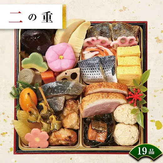 装有玉子烧、烟熏鸭肉、烤鱼和花形装饰切件等的第二层商品照片。店铺在图片中加入的标示：「二の重」「19品」。 ベルーナグルメ おせち「結」和风三段重