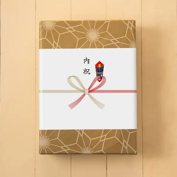 久世福商店的包装示例照片。棕色几何图案包装纸的盒子上,缠着印有水引礼签和「内祝」表书的白色掛け紙。