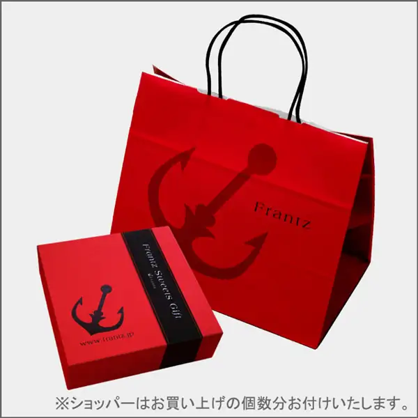 神戸フランツ 神戸・港町の午後に付くオリジナルのショッパー（手提げ袋）と赤い化粧箱の商品写真。赤い紙のショッパーに黒い錨のマークと「Frantz」の文字、化粧箱の帯に「Frantz Sweets Gift」「www.frantz.jp」の文字あり。店舗が画像に入れた表示として「※ショッパーはお買い上げの個数分お付けいたします。」の文字。