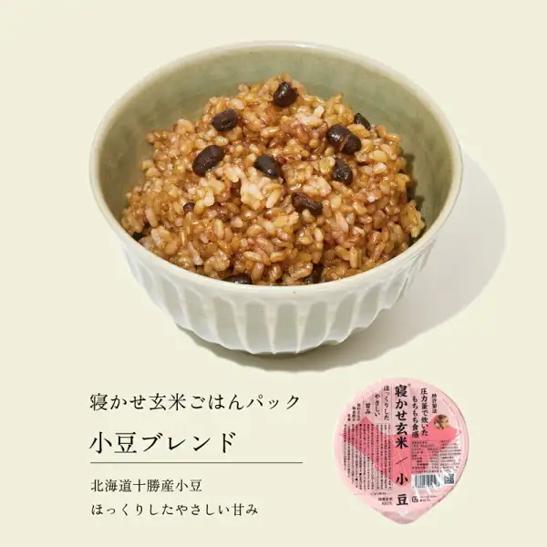 小豆ブレンドの寝かせ玄米ごはんを緑がかった器に盛った写真と、右下にピンク色の丸いパック容器（結わえるの寝かせ玄米4種ミックス お試し6食の1種）。店舗が画像に入れた表示「寝かせ玄米ごはんパック」「小豆ブレンド」「北海道十勝産小豆」「ほっくりしたやさしい甘み」。パックのラベルに「特許製法」「圧力釜で炊いたもちもち食感」「寝かせ玄米」「小豆」