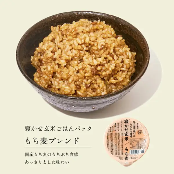 Photo of mochi-mugi (sticky barley) blend nekase genmai served in a dark bowl, with a round light-orange pack container at the lower right (one of the varieties in the 結わえる Nekase Genmai 4-Variety Mix, 6-Meal Trial Set). Text the store added to the image: “寝かせ玄米ごはんパック” (nekase genmai rice pack), “もち麦ブレンド” (sticky barley blend), “国産もち麦のもちぷち食感” (a chewy texture from domestic sticky barley), “あっさりとした味わい” (a light taste). Text on the pack label: “特許製法”, “圧力釜で炊いたもちもち食感”, “ぷちぷちした”, “ほのかな香ばしさ”, “寝かせ玄米”, “もち麦”