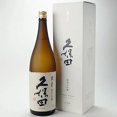 久保田 萬寿 純米大吟醸 1800mlの商品写真。「久保田」「萬壽」「純米大吟醸」と書かれたラベルの茶色の瓶が、白い箱の手前に立っている