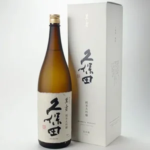Product photo of Kubota Manju Junmai Daiginjo 1800ml. A brown bottle with a label reading “久保田” (Kubota), “萬壽” (Manju), and “純米大吟醸” (junmai daiginjo) stands in front of a white box