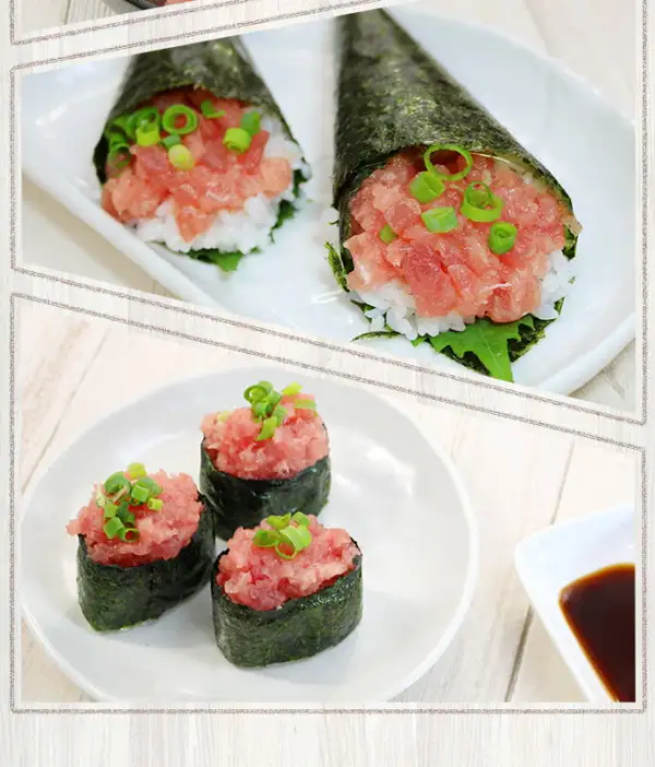 天然マグロの粗挽きネギトロ 200g（100g×2パック）（まぐろ処 一条）の盛り付け例の写真。白いトレーに海苔で巻いた手巻き2本が並び、酢飯と大葉の上にネギトロと小口切りのねぎがのっている。別の白い皿には、ねぎをのせた軍艦巻き3貫があり、右下に醤油の小皿がある。画像内に文字の表示はない。酢飯・海苔・大葉・ねぎ・醤油は商品に含まれない。