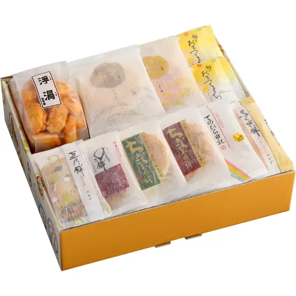 Product photo of the contents of the Mochikichi Tasting Set Mochi no En Aji Madoka: rice crackers individually wrapped in thin paper, lined up inside the box. The wrappers show item names such as “浮渦”, “サラダ”, “しょうゆ”, “豆乃餅” and “てのひら日記”.