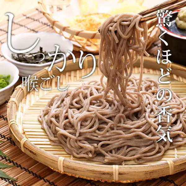 信州戸隠そば 【無塩】本十割そば 乾麺 200g×10袋（信州戸隠そば）的照片：竹笊上的荞麦面被筷子夹起，周围有海苔丝、葱、芥末的小碟，后方是天妇罗拼盘。店铺写入图片的文字：“しっかり喉ごし”“驚くほどの香気”。海苔、葱、芥末、天妇罗和蘸汁不包含在商品中