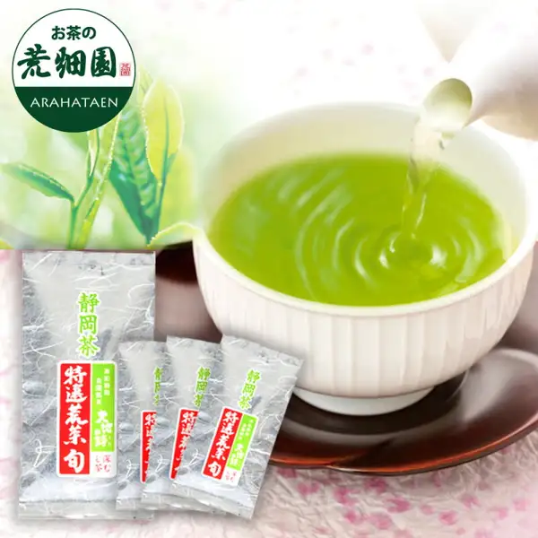 急須から白い湯呑みに注がれる緑茶と茶の若葉を背景に、銀色の袋入り「静岡茶 特選荒茶 旬」を手前に4袋（大1・小3）並べた荒畑園 特選荒茶・旬 100g×4袋セットの商品写真。左上に店舗ロゴ「お茶の荒畑園 ARAHATAEN」。
