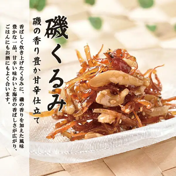 ガラスの小皿に盛った、くるみとごまの入った甘辛い佃煮「磯くるみ」の写真(佃の佃煮 お味見セットの中身の1品)。店舗が画像に入れた表示:「磯くるみ」「磯の香り豊か甘辛仕立て」「香ばしく炊き上げたくるみに、磯の香りを加えた風味豊かな一品。甘辛い味わいと海苔の香ばしさが広がり、ごはんにもお酒にもよく合います。」